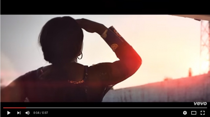 Clip Avec Une Grenouille Qui Chante Découvrez "Parfum qui chante", le tout nouveau clip de Gaël